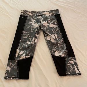 Fabletics capri palm leggings, key pocket. EUC
